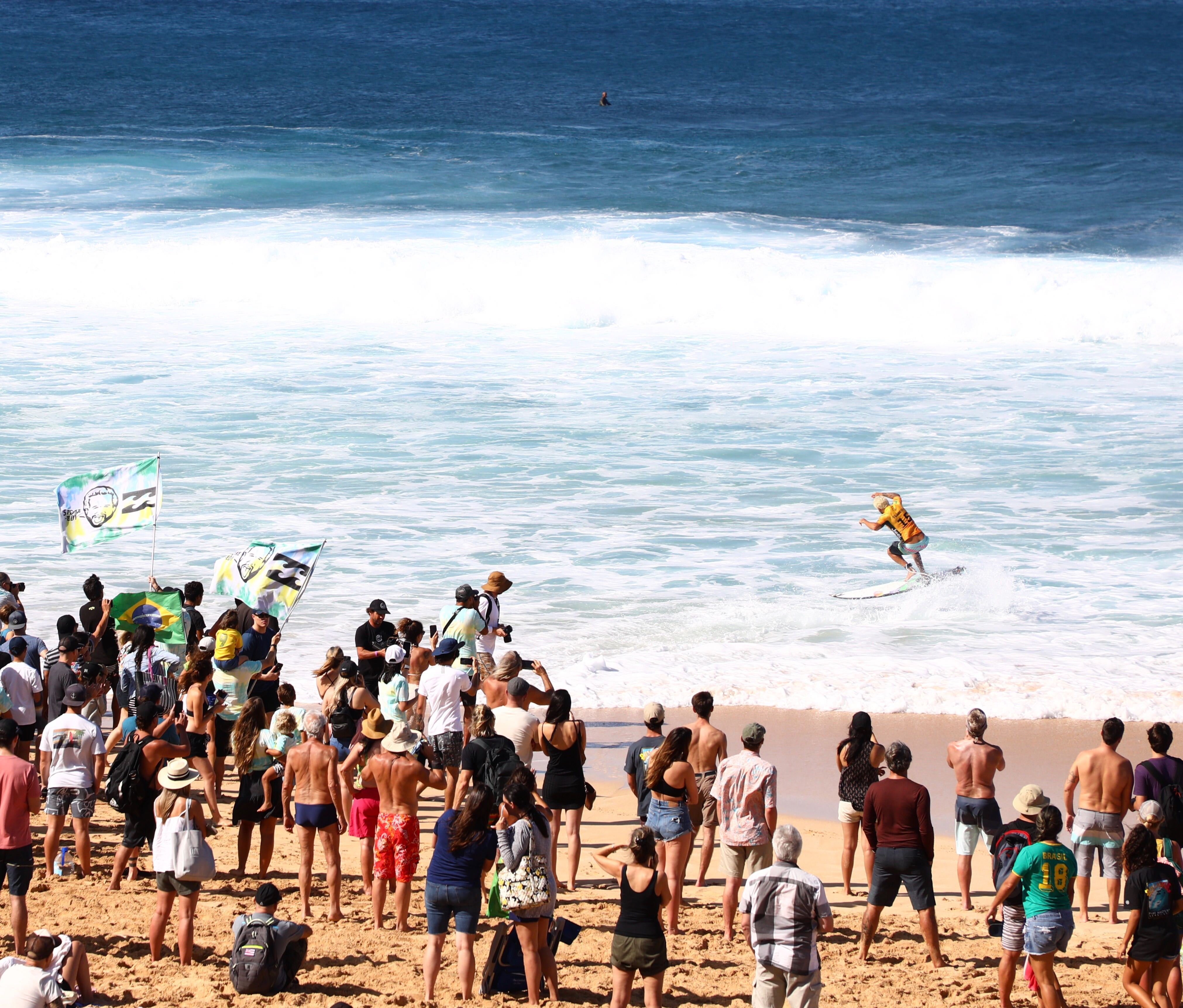 Brazilian Italo Ferreira Surfs Out of His Skin at Pipeline ...